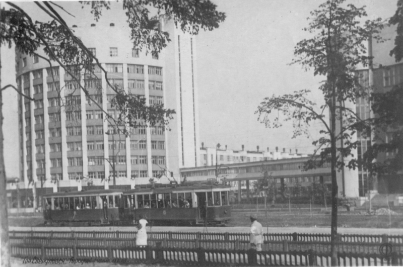 Гостиница Исеть и Краеведческий музей – еще один памятник конструктивизма, бывшее общежитие молодых сотрудников НКВД