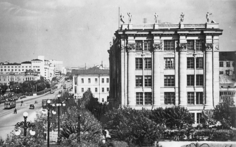 Вид на городскую администрацию и проспект Ленина