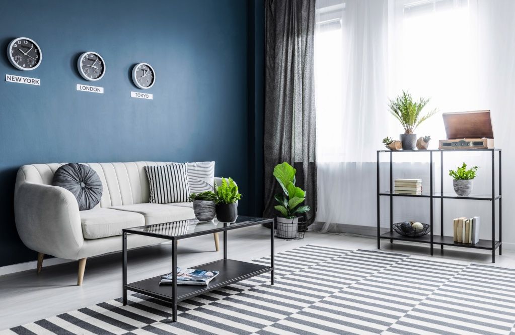 Интерьер в светлых оттенках в комнате со стеной, выкрашенной в классический синий — pr-flat.ru